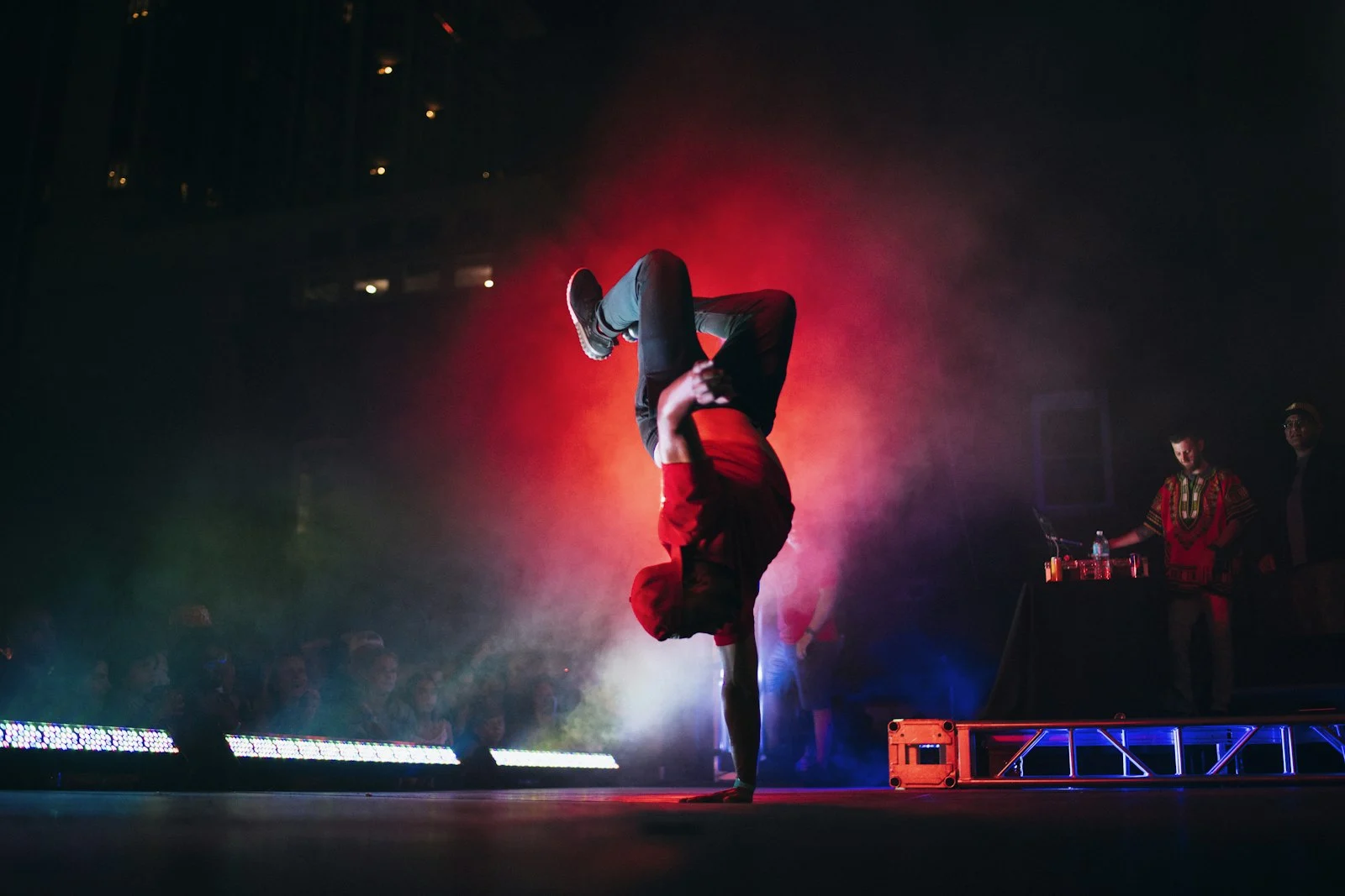 Bailarin de hip hop haciendo breakdance en la calle